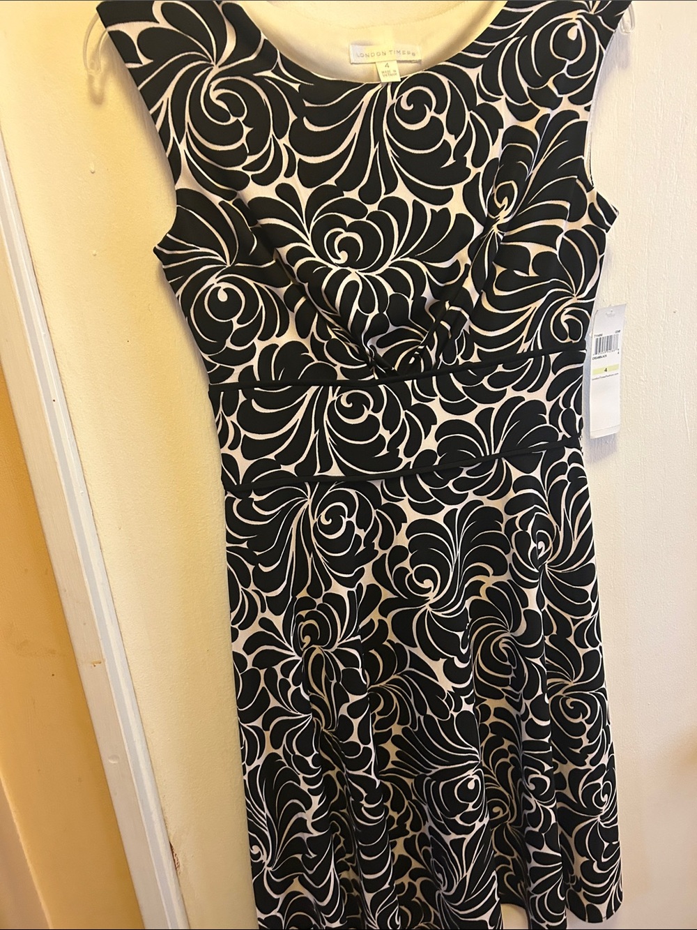 London Times Black & Cream Floral-Patterned Sleeveless Midi Dress
